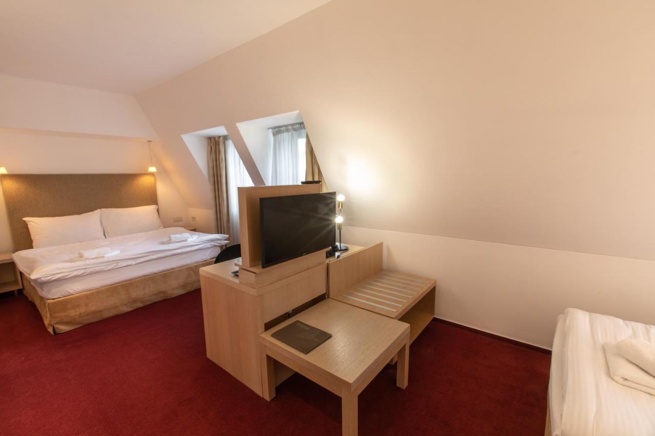 Hotel Villa Necas Zilina Bagian luar foto