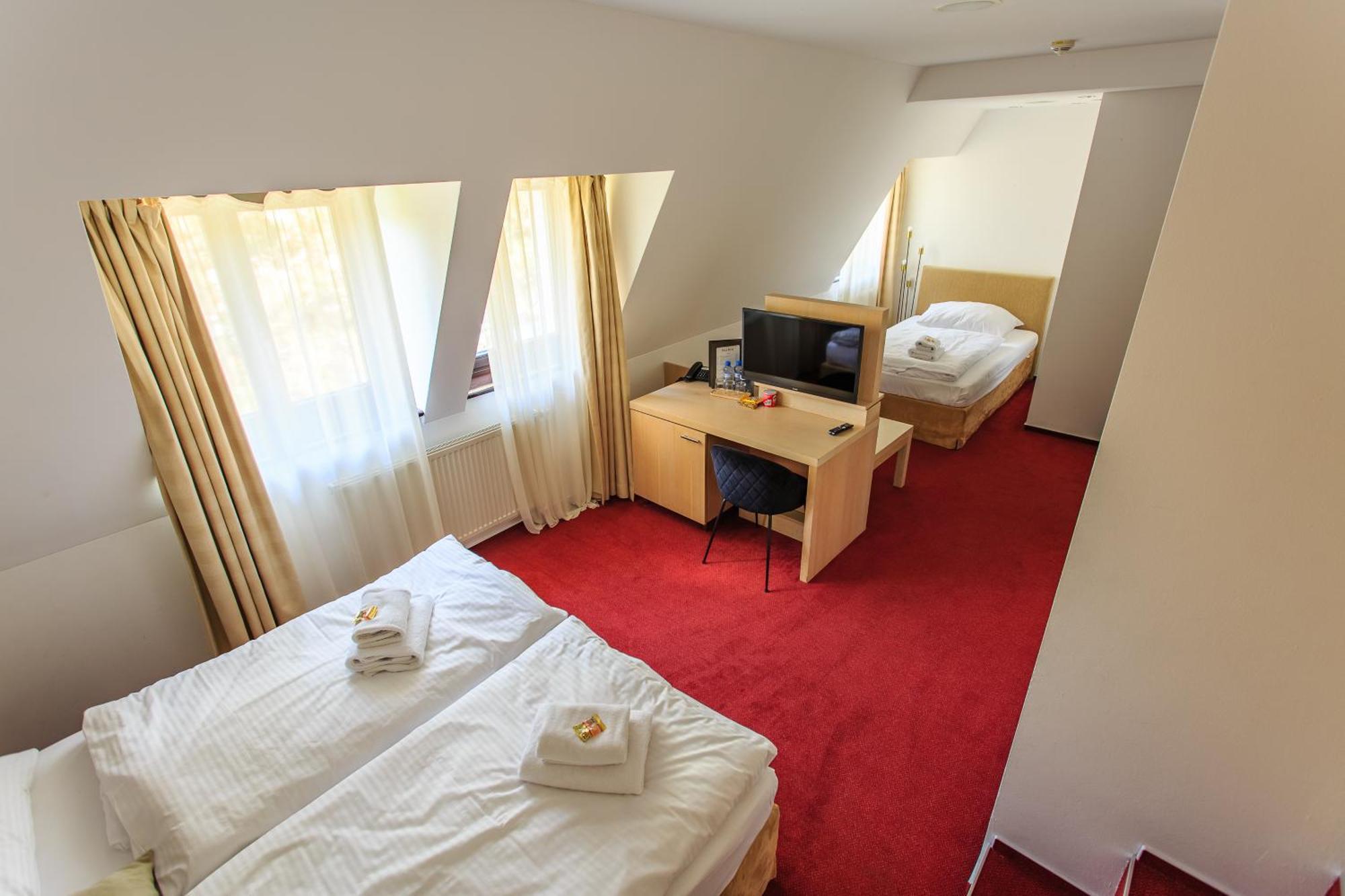 Hotel Villa Necas Zilina Bagian luar foto