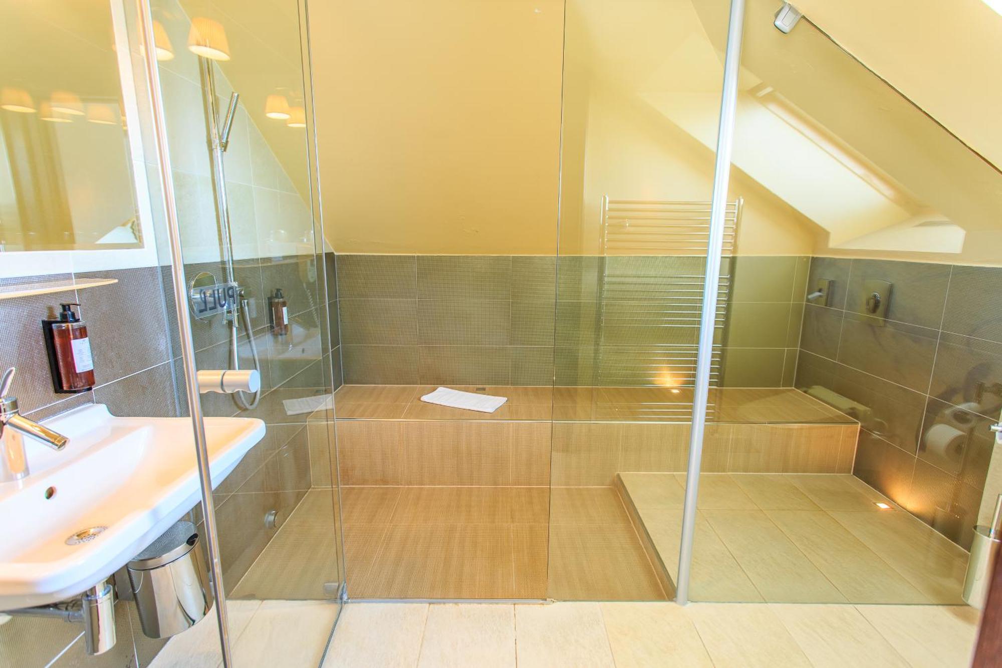 Hotel Villa Necas Zilina Bagian luar foto