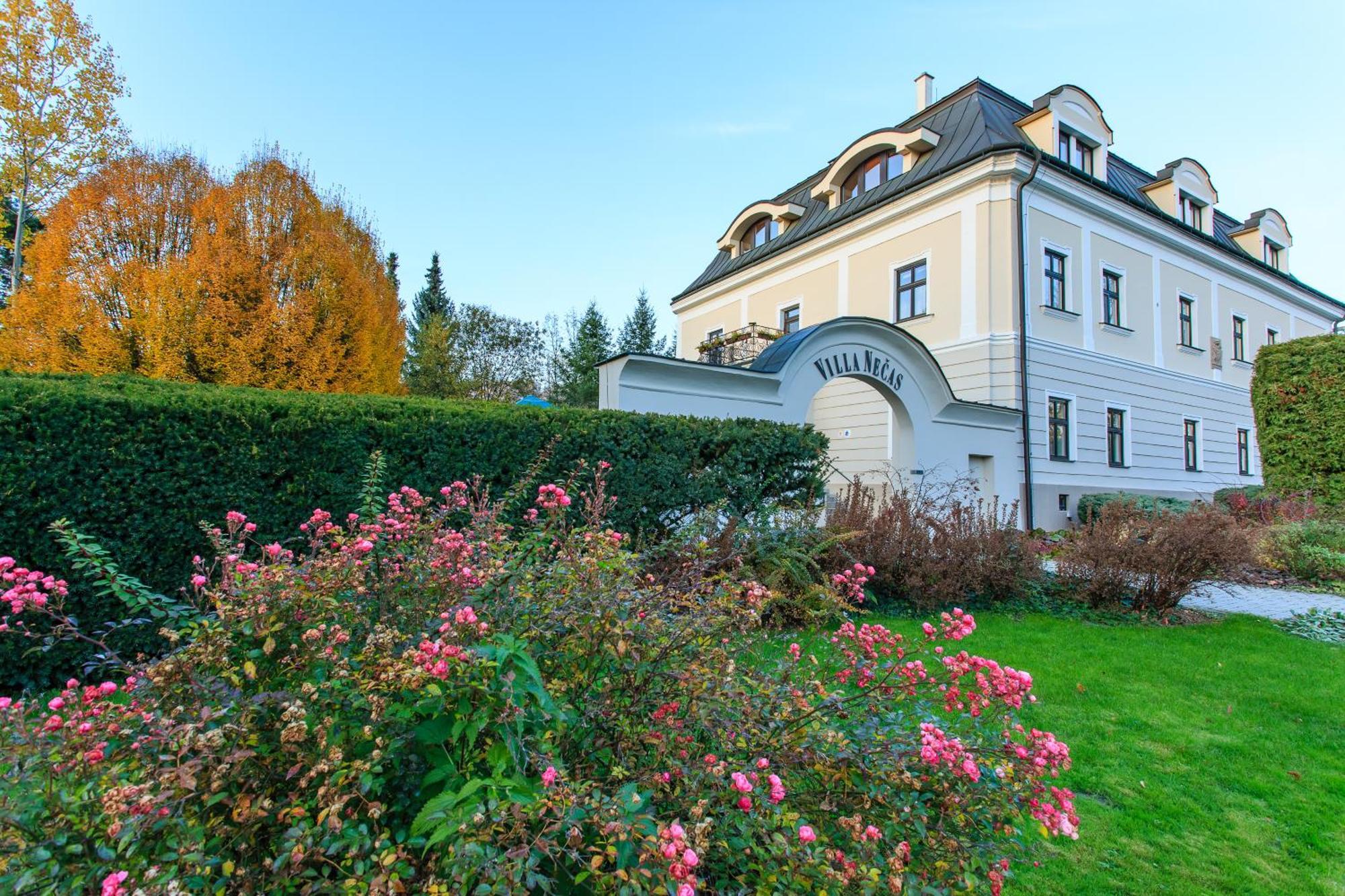 Hotel Villa Necas Zilina Bagian luar foto
