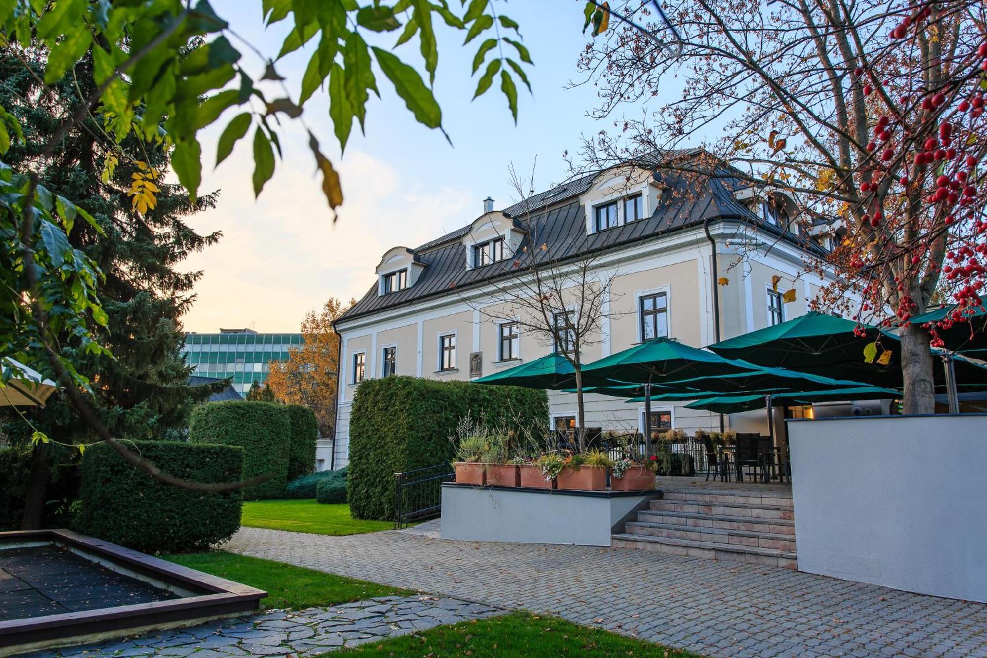 Hotel Villa Necas Zilina Bagian luar foto